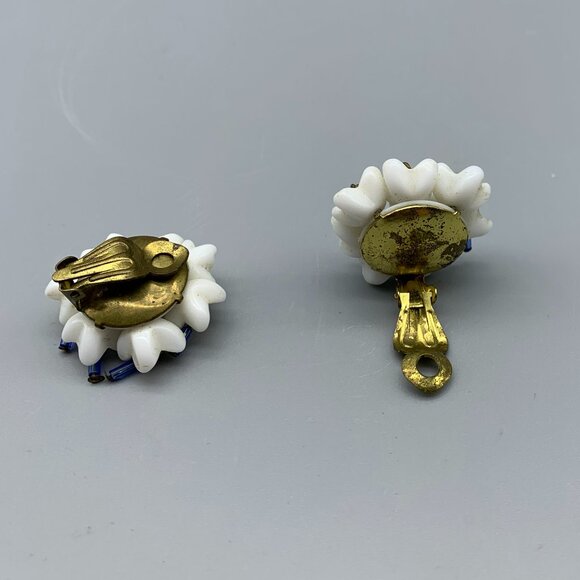 Vintage Made in West Germany White Flower Cluster Earrings with Clip Back - Picture 4 of 4